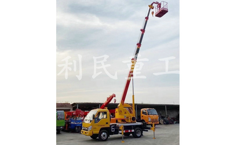 藍(lán)牌汽車(chē)吊