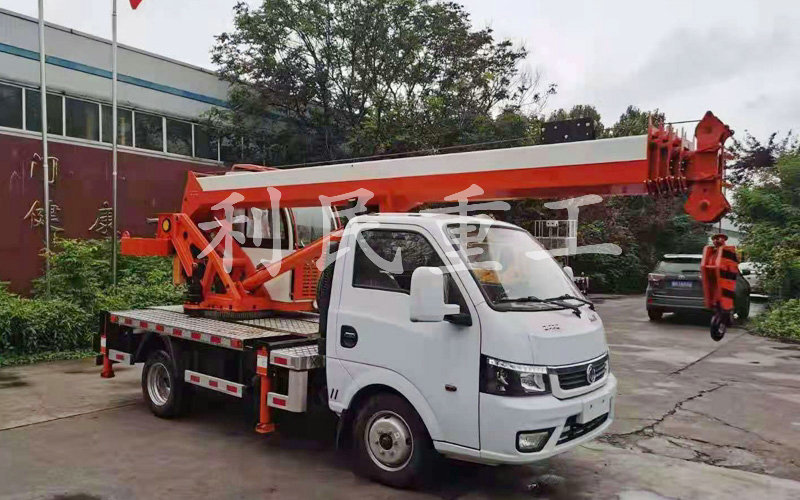 藍(lán)牌汽車(chē)吊