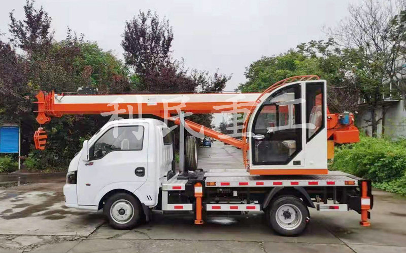 藍(lán)牌汽車(chē)吊